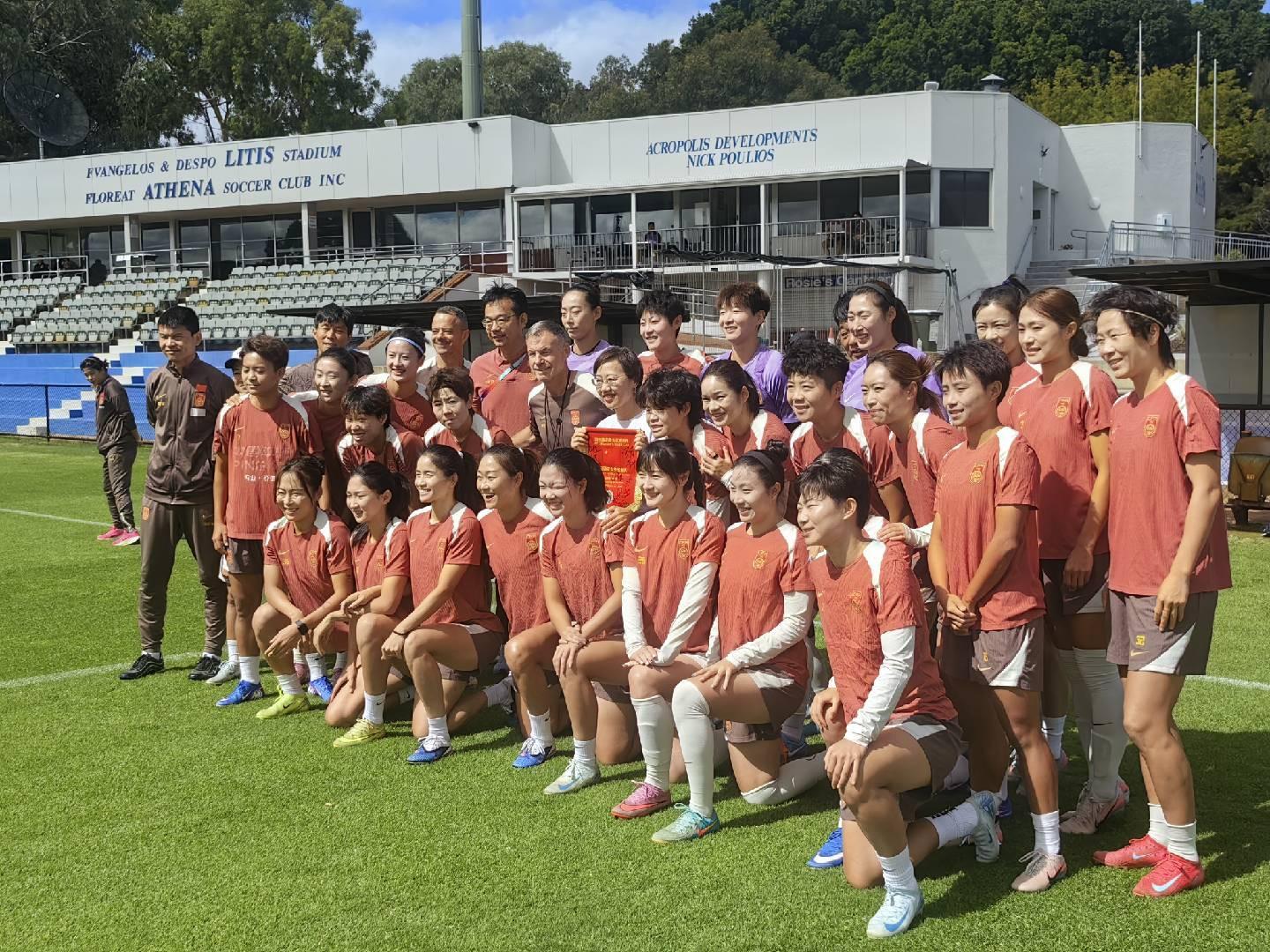 海洋之神-中国驻珀斯总领事前来探望女足；陈巧珠恢复合练